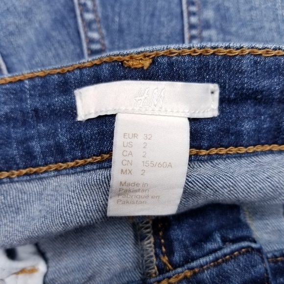 H&M Distressed Denim Shorts Women's Size Eur 32 US 2 - Picture 3 of 4